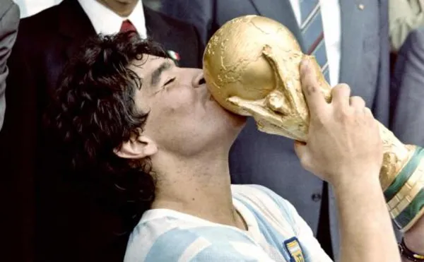 The death of Diego Maradona shook the entire world and both Messi and Cristiano Ronaldo used their networks to say goodbye and curiously used the same adjective to describe him.