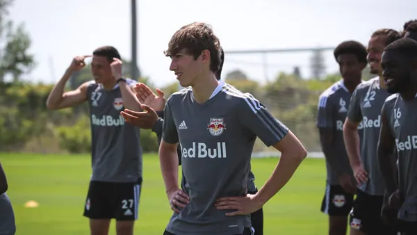 The ending of high school is a crucial event in anyone's life. Specially for Edelman who has to choose into going to university or risking his education for a professional soccer career.