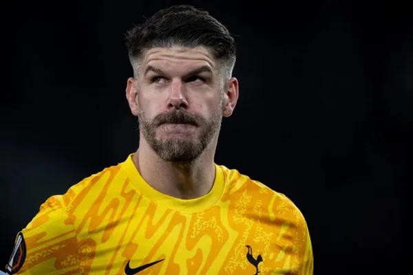 The experienced goalkeeper made an incredible mistake and Manchester United is closing in