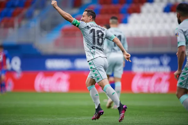 The experienced player chose his replacement