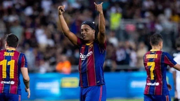 The former footballer gave the first goal call from twelve steps for the Catalans in the friendly exhibition match at Bloomfield Stadium. 'Dinho' keeps the class intact.