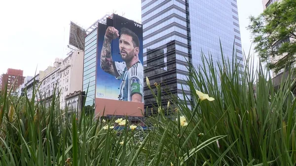 The graffiti artist Martín Ron, who had already surprised last year with a mural of Diego Maradona, portrayed the Rosario star celebrating a goal in a central corner of Buenos Aires.