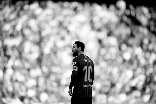 The greatest love story in Barcelona is currently on hiatus. Although the love between Messi, Barcelona and their people will be something that will undoubtedly remain for a lifetime, the feeling is that it is still too early for it to be immortalized in people's heads, but off the pitch. Today, without a contract, his future is uncertain.