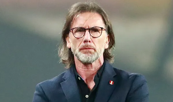 The internationals Ricardo Gareca who is with the Peruvian team and Guillermo Barros Schelotto would be the two options that the Club América is currently looking for