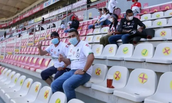 The Mazatlan's fans were filmed celebrating the victory 3-2 against Juarez without social distancing. Also, inside the stadium they did not use their chinstraps properly.