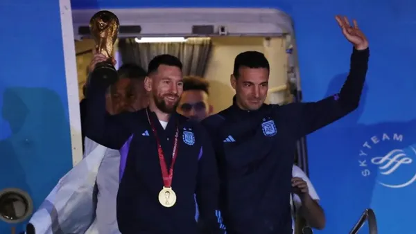 The members of La Scaloneta effusively demanded of their leader something for the future.