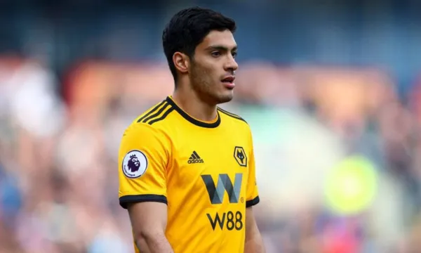 The Mexican attacker could be leaving Wolverhampton earlier than expected due to his companions.