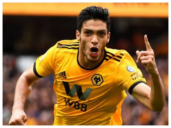 The Mexican attacker is having a tremendous season at Wolverhampton and could move to the Red Devils.