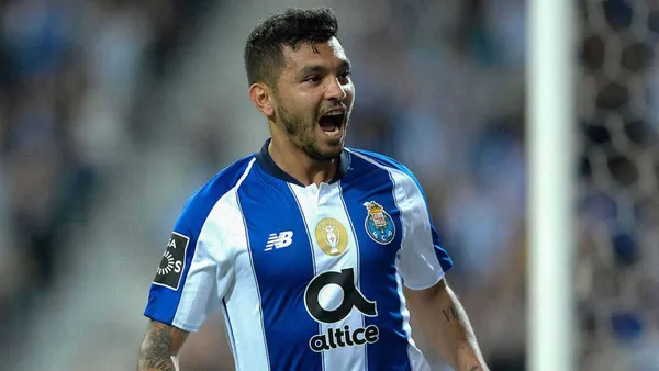 The Mexican attacker is thinking on a move to a top European team after experiencing problems with his head coach.