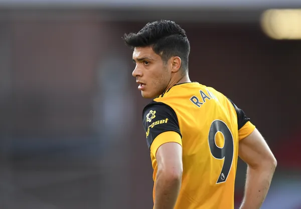 The Mexican attacker went back to the training center of Wolverhampton and left a curious image for many.