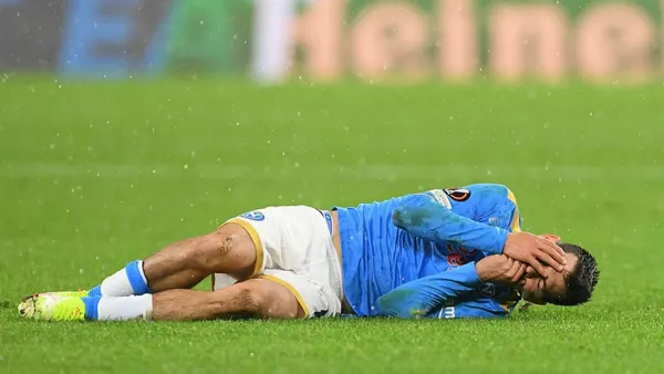 The Mexican player left Napoli vs Leicester after a terrible hit in the face.