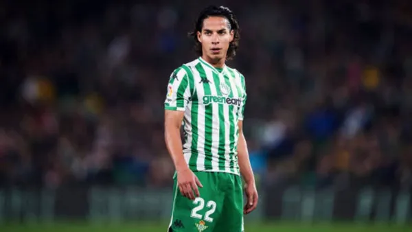 The Mexican star will have to take a decision if it is up to him. But still, this could create him a big problem with his club, Betis.