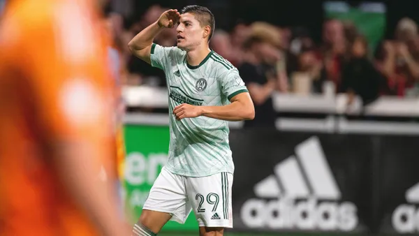 The Mexican striker did not have the confidence of the club and had to go to another country to achieve maximum glory.