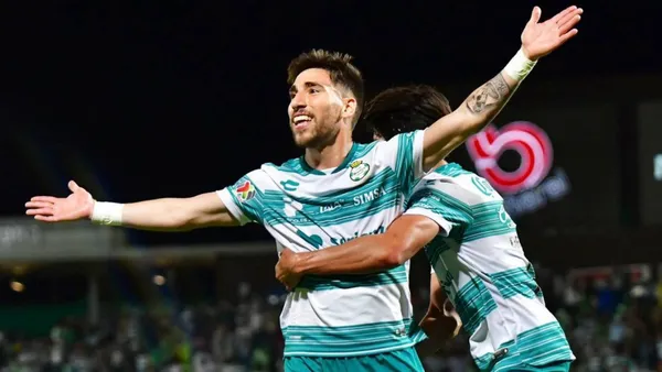 The moment occurred when the Uruguayan midfielder was signing autographs.