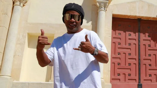 The New San Luis team announces Ronaldinho.