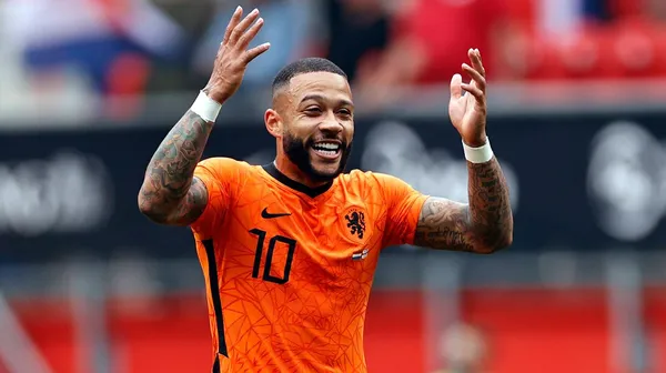 The Parisian club of PSG shows interest in singing the striker and Dutch soccer star Memphis Depay