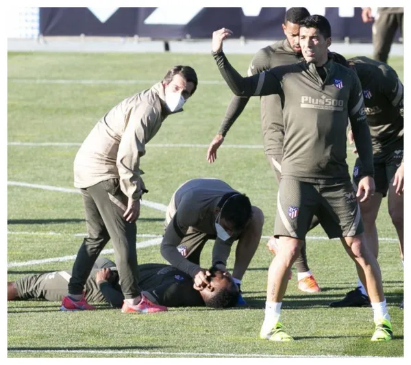 The player collapsed and was quickly treated by the medical team of his club