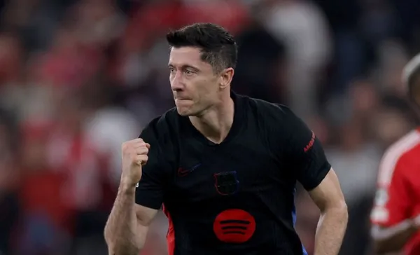 The Pole brought Barcelona closer with a penalty to reach 27 goals for the season.