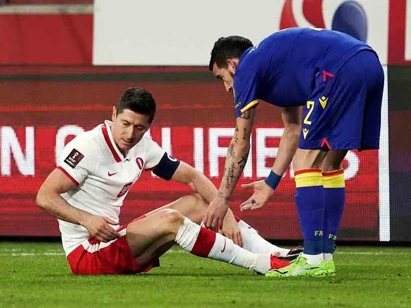 The Polish striker must be away from the courts for a long time