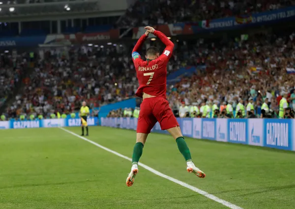 The Portuguese star has delighted us with several colorful celebrations of his goals, but perhaps the most famous is his particular jump, with his arms bent back.