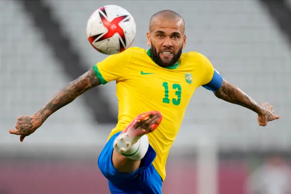 The president of Estudiantes de la Plata, Juan Sebastián Verón, revealed that he had contacted the Brazilian defender to take him to Argentina. "The proposal excites him", he clarified.