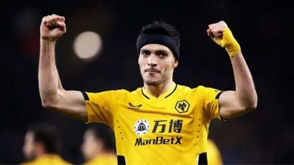 The question has been on the minds of many soccer fans who still don't know the reason why the player wears such a garment.