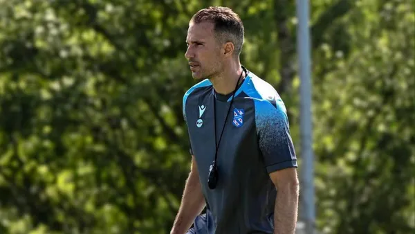 The son of Robin van Persie follows in his father’s footsteps, securing a professional deal with the Dutch club.