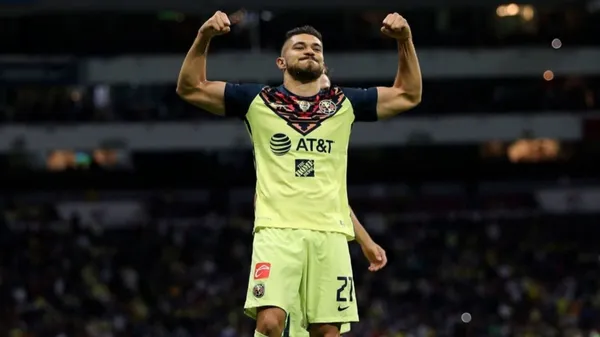 The striker met a rebound from a shot from Miguel Layún and finished correctly to open the scoring.