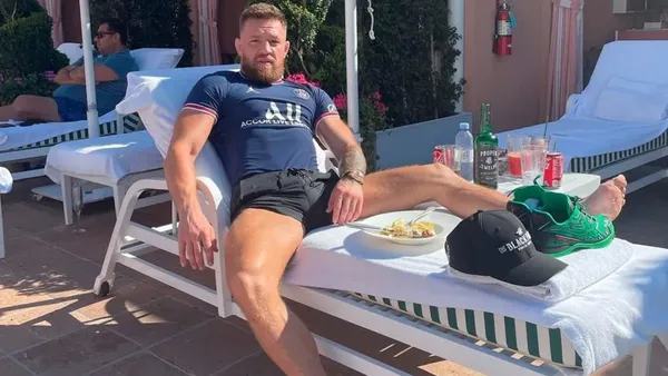 The UFC star posed with the Paris Saint-Germain shirt, and assured that he will be present at the Argentine's debut against Reims.