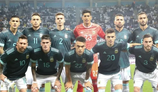 This Argentine player is leaving Sevilla and heading to Amsterdam to join Ajax as a last minute reinforcement.