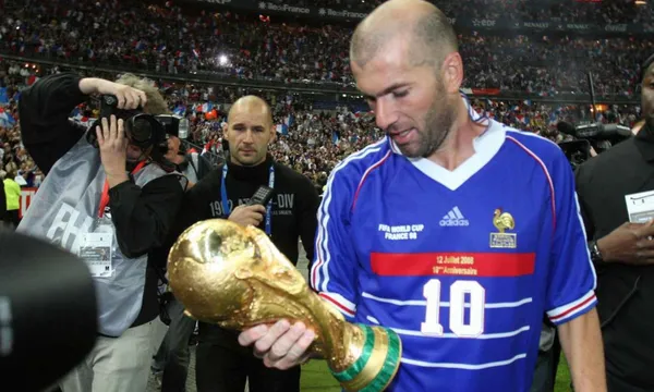 This player had everything to succeed, and after his big transfer it was almost sure he was going to be at the level Zizou was, but injuries and bad performances ruined his career.