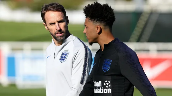 Three England players have been told to delay their arrival to their national team after breaking the government's coronavirus rules.