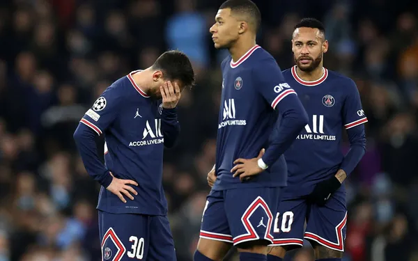 Walking the field as if they were in the park. The defeat in England has hit hard in the Parc des Princes, and a photo of the famous trident has gone viral and generated outrage among fans.