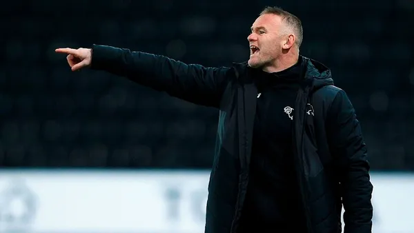 Wayne Rooney went to a hotel with several friends and several girls they had met. The ex of the Manchester United fell asleep in a chair and the photos are already viral.