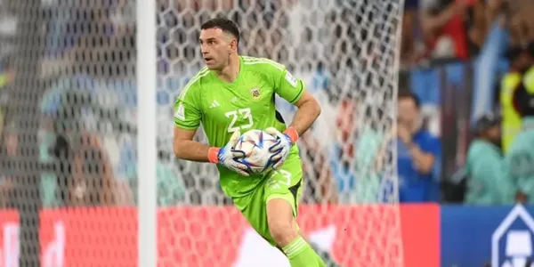 What Dibu Martinez did after receiving the trophy for the best goalkeeper of the World Cup 2022