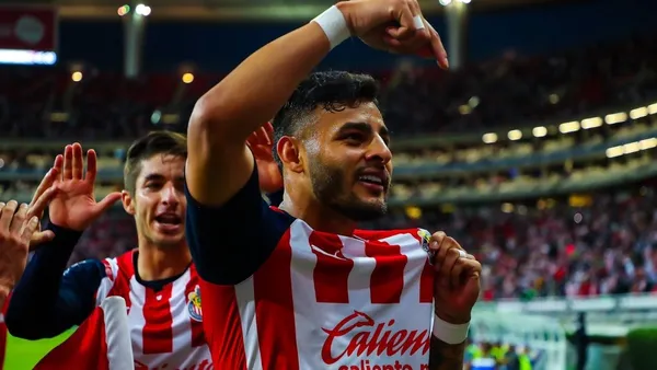 While celebrating his goal, the striker signaled that he is staying with the rojiblancos club while kissing the badge.