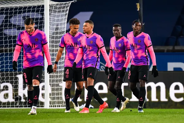 While many European clubs have problems signing and maintaining salaries, at PSG they do not stop throwing the house out the window.