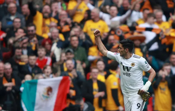 Wolverhampton´s fans organized for a money collection and make a banner with Raul jimenez´s name dedicating words of encouragement