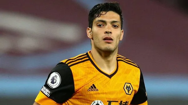Wolverhampton striker Raul Jiemenz showed how his head was after the operation and surprised all his fans