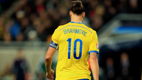 Zlatan Ibrahimovic again took all the cameras, with a controversial reaction after the game ended. A rival fan entered the field to outwit him, and the forward reacted accordingly.