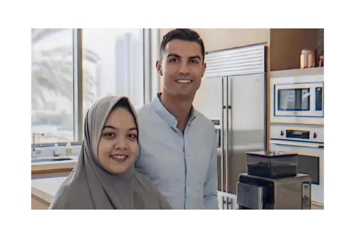 The alleged photo of Cristiano Ronaldo and the Indonesian domestic worker&nbsp;that appears on social media (IA)