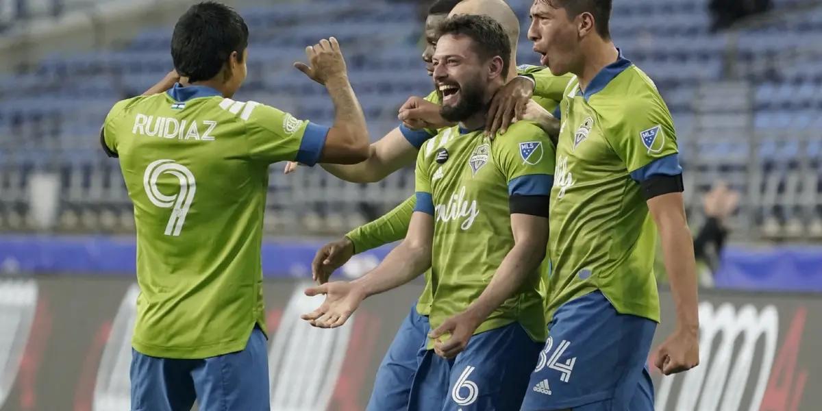 He won by a resounding 4-0