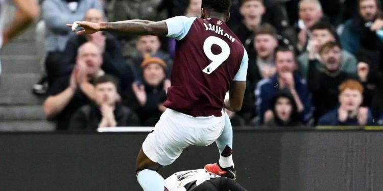 Football icons defend rising star Jhon Jader Durán                   