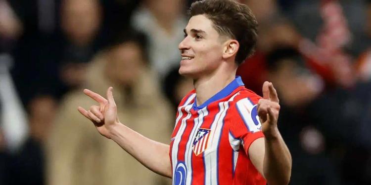 Why did Simeone decide to bench Julián Álvarez against Espanyol in LaLiga?