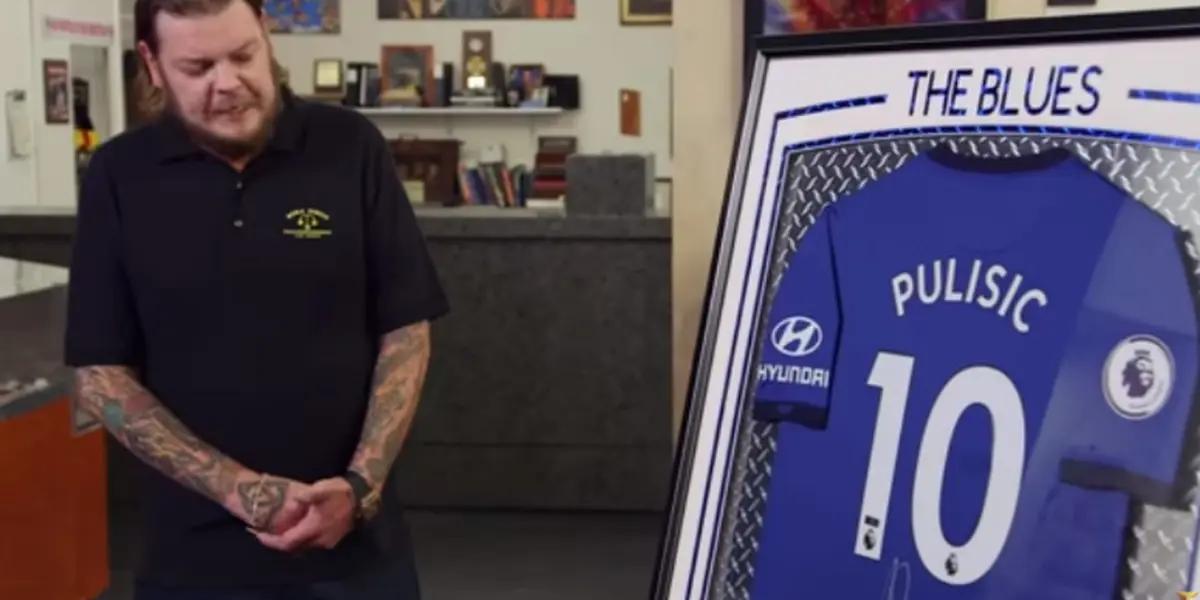 A fan of the player brought a jersey autographed by the Chelsea FC and USMNT striker to the program, but they were not very interested in buying it.