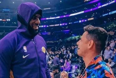 A few days before his debut in the 2021 MLS season, Javier Chicharito Hernández gets ready, drawing inspiration from LeBron James.