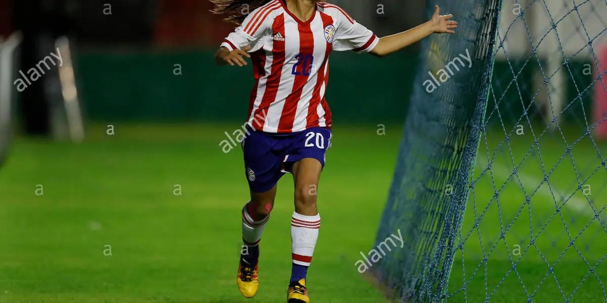 A Paraguayan female footballer receives a set of pots for being the best player of a match in the women's league.