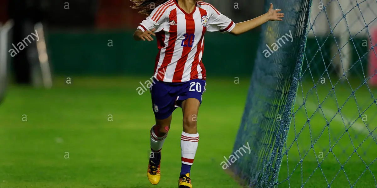 A Paraguayan female footballer receives a set of pots for being the best player of a match in the women's league.
 