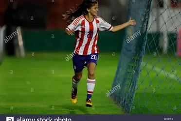 A Paraguayan female footballer receives a set of pots for being the best player of a match in the women's league.
