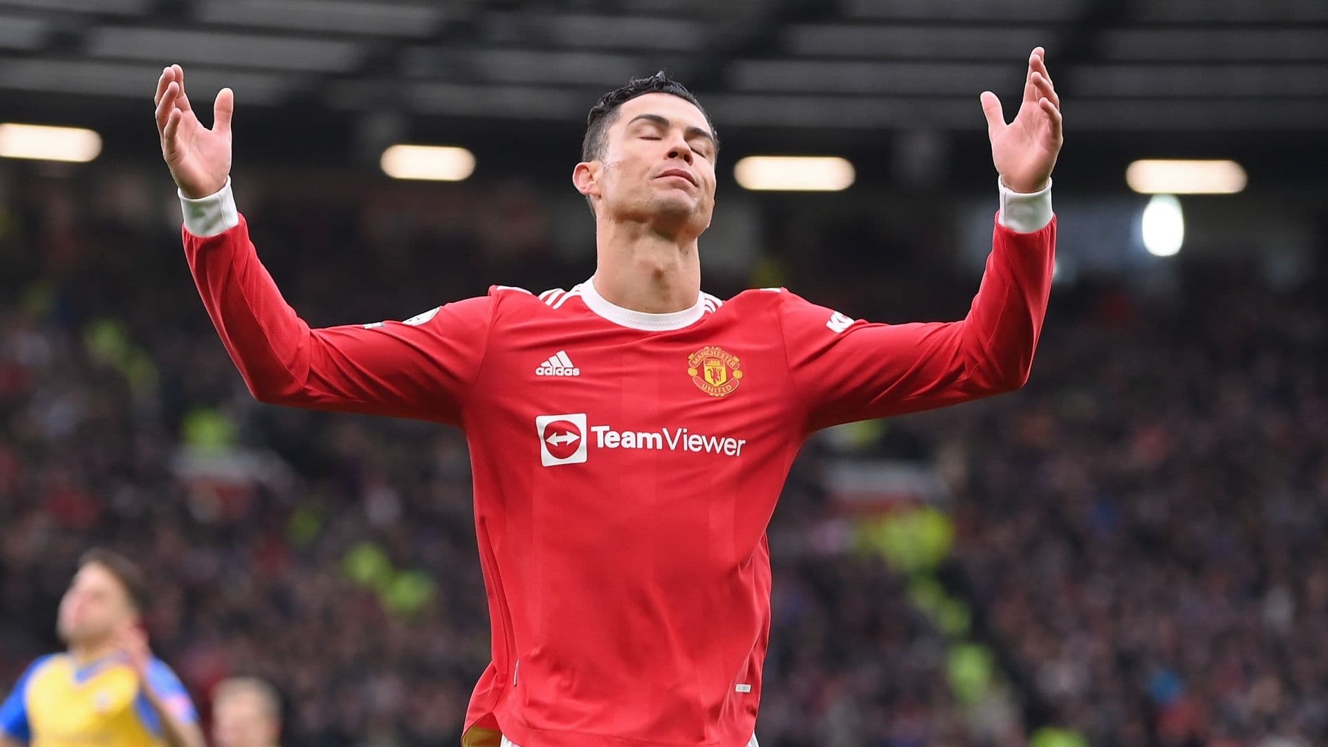 According to reports in England, the 'Red Devil' club is fed up with the Portuguese's attitude and is considering releasing him.